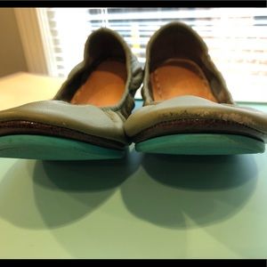 Beautiful Olive Green Tieks! Gorgeous neutral!